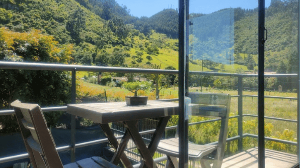 Comedor con vista natural en Comfort Campestre